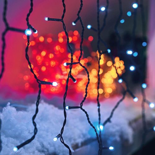 Toldható LED jégcsapfüzér 3,0 x 0,4 m 100 db hideg fehér LED-del, fekete kábellel